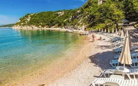 Chorvatsko u pláže ve stylovém bungalovu v Holiday Restortu Kačjak s polopenzí a terasou s výhledem na moře