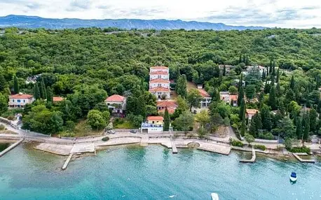 Chorvatsko pouhých 50 m od mořského břehu: Ostrov Krk v Hotelu Delfin *** s polopenzí + děti do 12 let zdarma