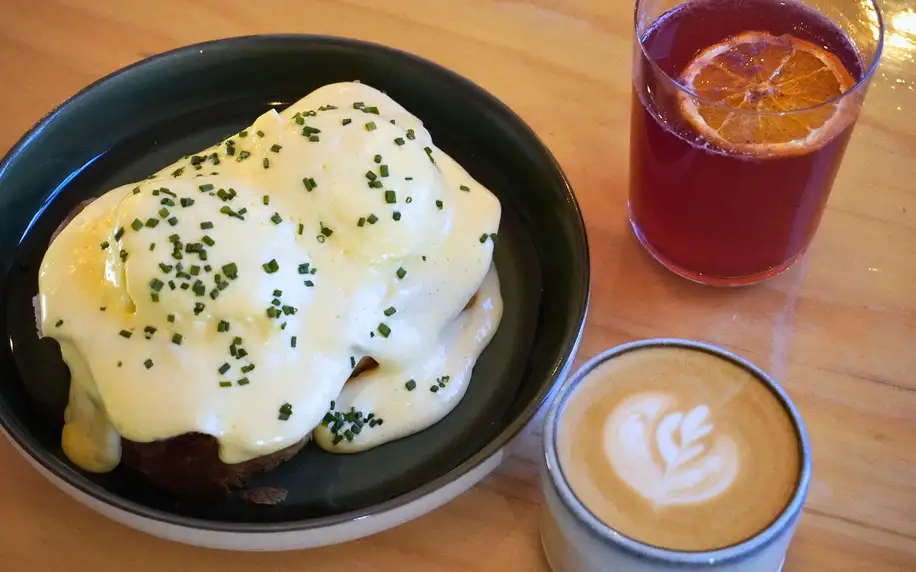 Skvělá snídaně: Vejce Benedikt, tibi limonáda a káva