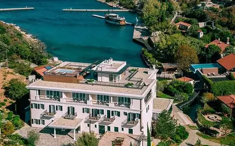 Chorvatsko: Senj v luxusním Veladrion Resortu ***** se soukromou pláží, venkovním bazénem a wellness + snídaně