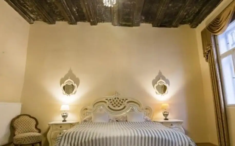 Pobyt v elegantním historickém apartmánu na Malé Straně se středověkou all inclusive hostinou pro 2 osoby