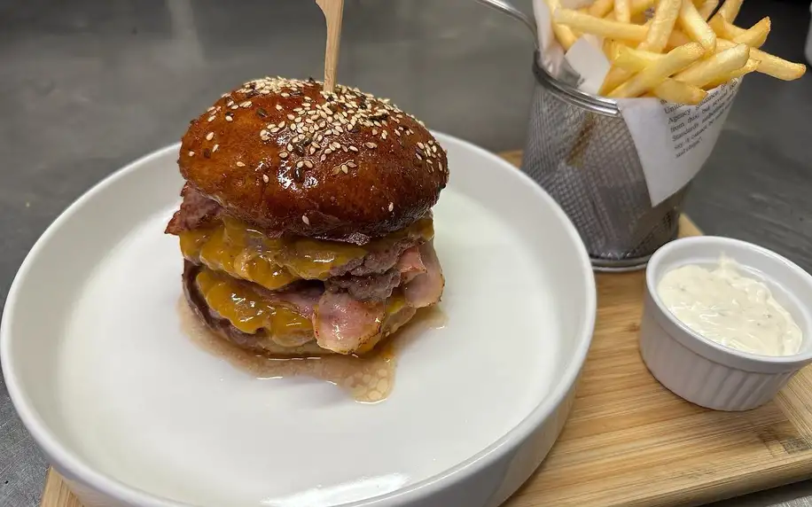 Smash burger s 220 g telecího, hranolky a dip