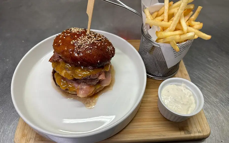 Smash burger s 220 g telecího, hranolky a dip