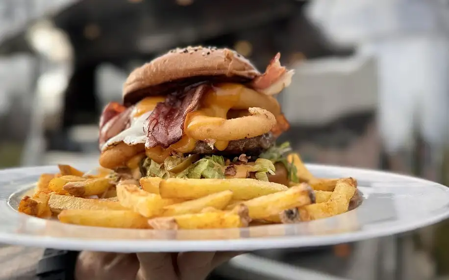 Naložený burger a hranolky z amerického food trucku