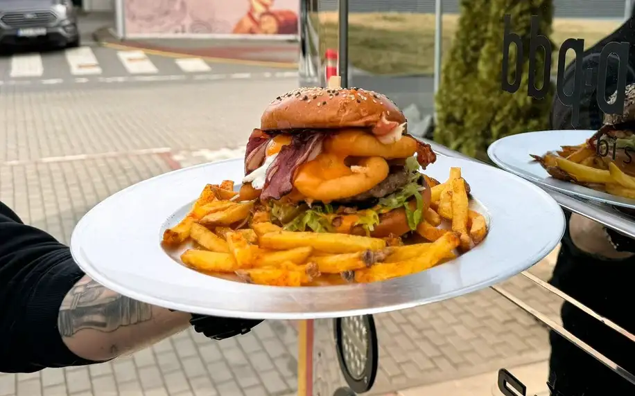 Naložený burger a hranolky z amerického food trucku