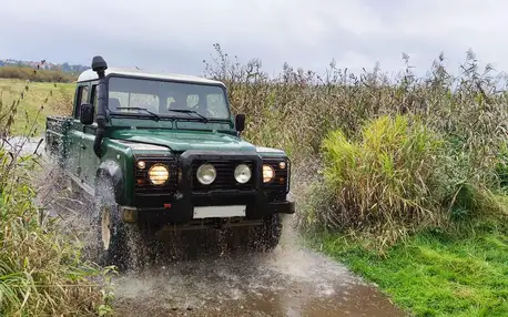 Akční jízda s instruktorem v Land Roveru Defender