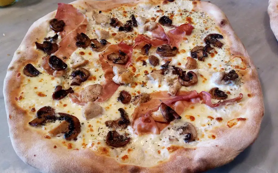 Dvě nebo čtyři pizzy podle výběru o průměru 45 cm