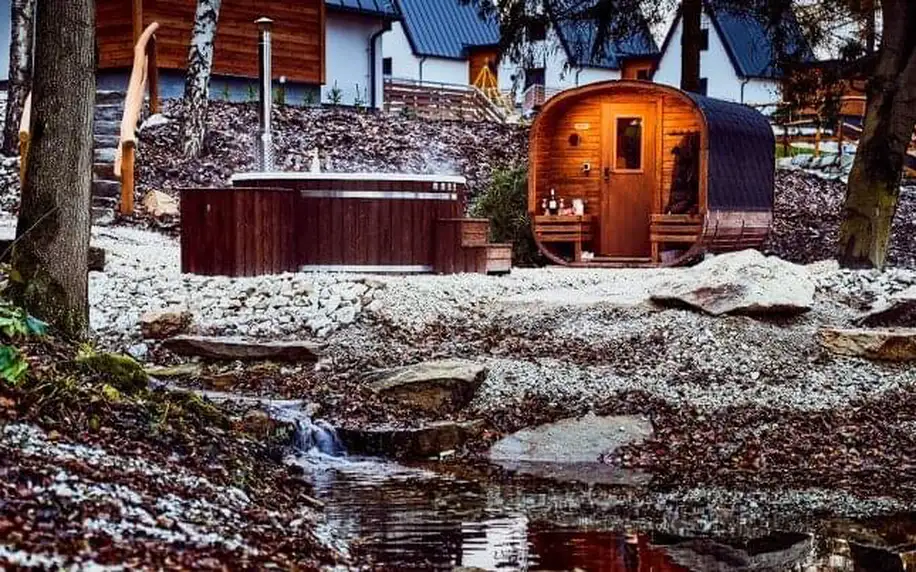 Jeseníky: Lipová-lázně v moderní chatce v Resortu Bobrovník s plně vybavenou kuchyní, saunou a vířivým sudem