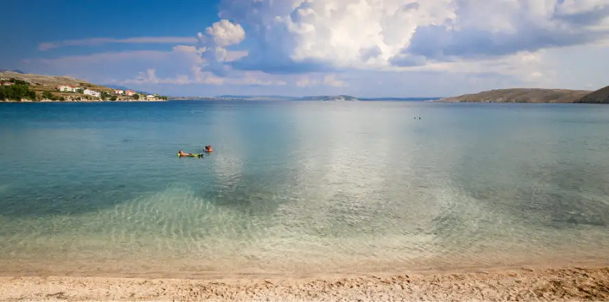 Modrá laguna na ostrově Pag u města Vlašiči písečná pláž