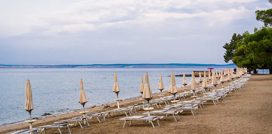 Chorvatsko písečná pláž Crni Molo v Crikvenici