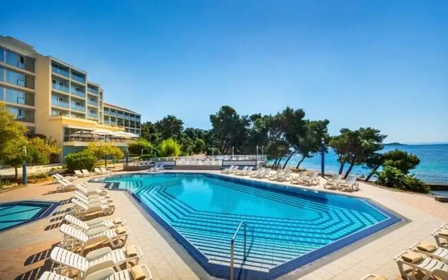 Orebič přímo na pláži v Aminess Grand Azur Hotelu **** s all inclusive light a bazénem s lehátky a slunečníky