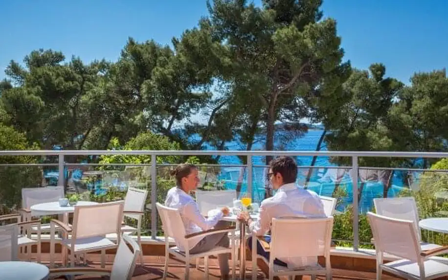 Orebič přímo na pláži v Aminess Grand Azur Hotelu **** s all inclusive light a bazénem s lehátky a slunečníky