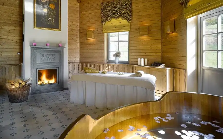 Relaxační romantická koupel s lahví Prosecca v soukromém altánu na Chateau Mcely***** pro 2 osoby