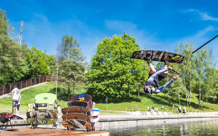 60 min. wakeboardingu či vodních lyží pro 2–4 osoby