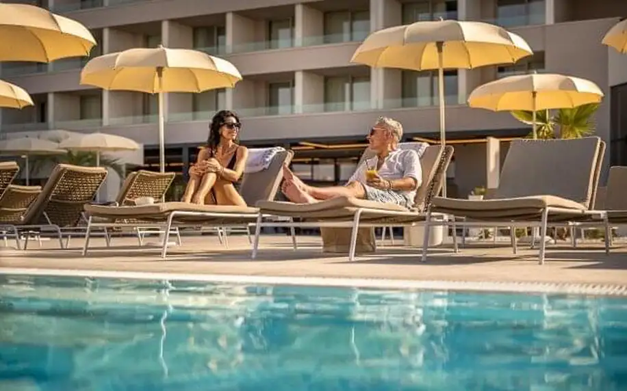 Makarská jen 150 m od moře v luxusním 5* Aminess Khalani Hotelu s polopenzí, bazény a wellness + dítě zdarma