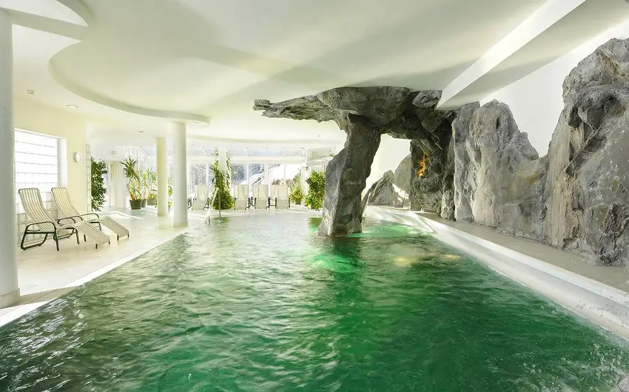 Rakouské Alpy: krásný hotel s wellness a polopenzí