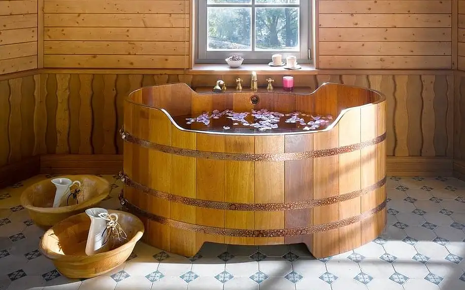 Relaxační romantická koupel s lahví Prosecca v soukromém altánu na Chateau Mcely***** pro 2 osoby