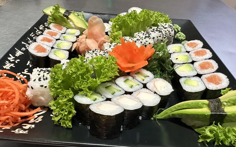 Sushi sety: 24–50 ks s avokádem, lososem i krabem