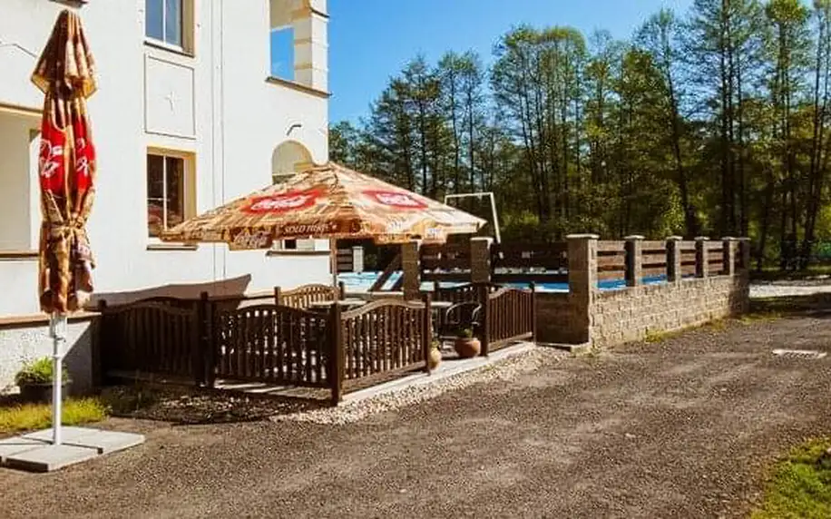 Střední Čechy pouhých 200 m od proslulého Máchova jezera v Hotelu Bellevue *** s polopenzí + venkovní bazén