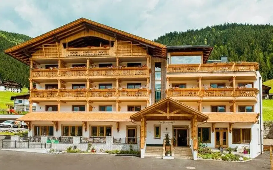 Korutany s výhledem na hory v Hotelu Paternwirt **** s polopenzí, wellness se saunami a párou + karta hosta