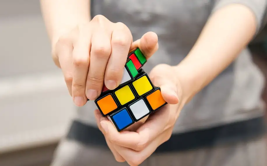 Online kurz Skládáme Rubikovky: 3x3x3 i pyramida