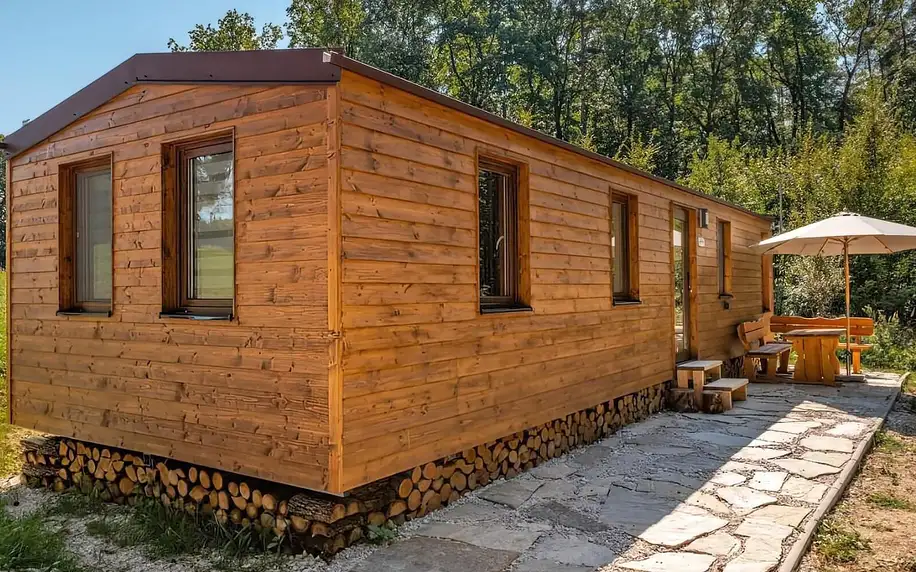 Odpočinek v Bojnicíh: mobile house na samotě u lesa