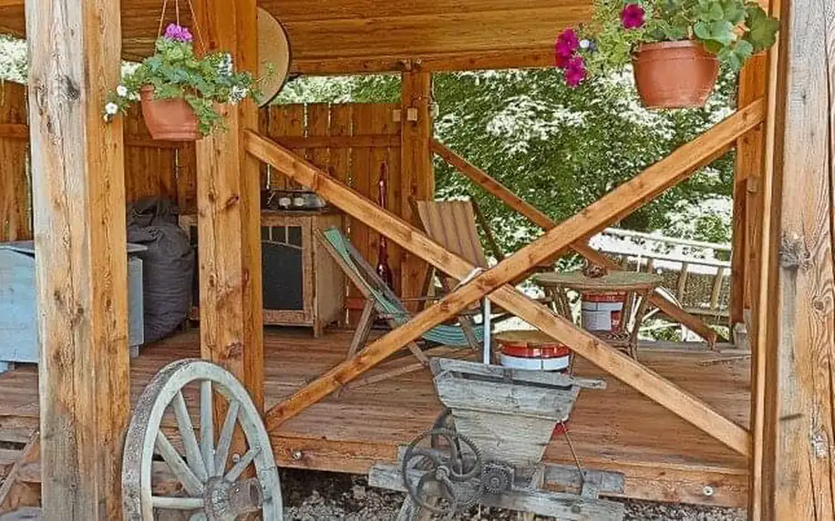 Glamping v Bílých Karpatech ve Stromodomu Žítková se snídaní, domácím likérem a zahradním grilem + šipky