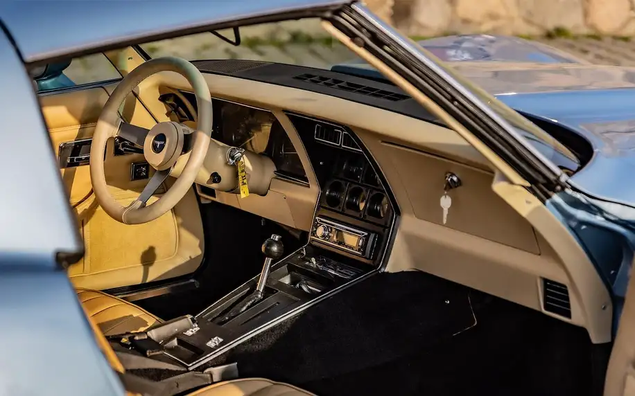 20–50 minut s veteránem Chevrolet Corvette V8 1979