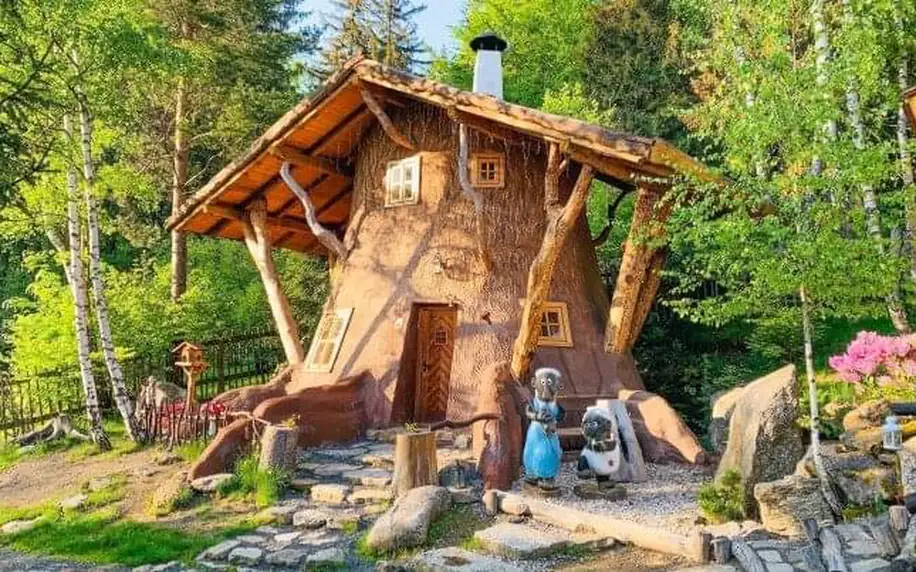 Vysočina: Pobyt ve stylové chatičce přímo v Pohádkové vesničce s polopenzí, bazénem a slevou + 2 děti zdarma