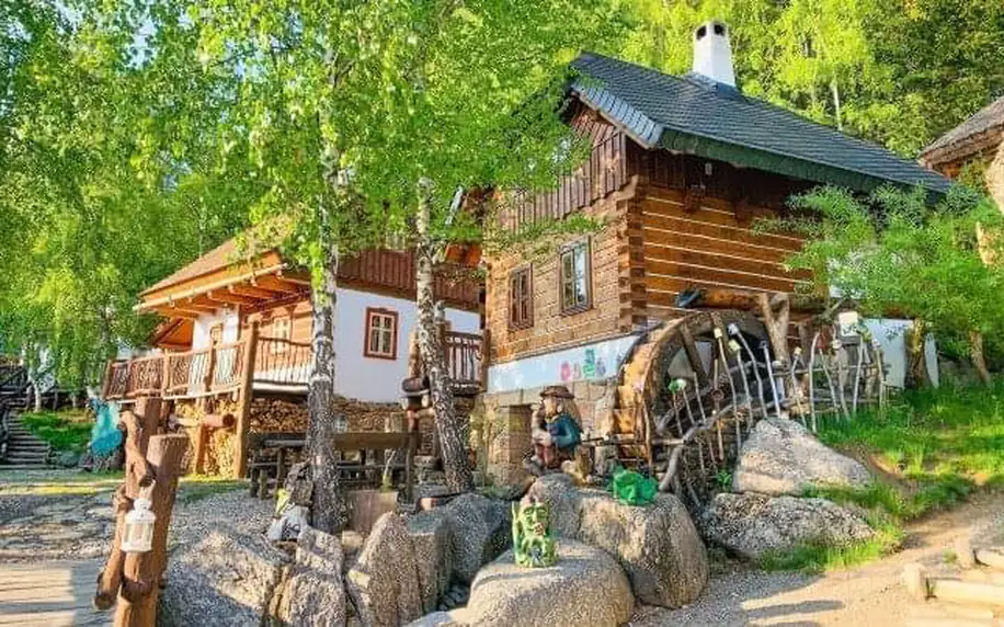 Vysočina: Pobyt ve stylové chatičce přímo v Pohádkové vesničce s polopenzí, bazénem a slevou + 2 děti zdarma