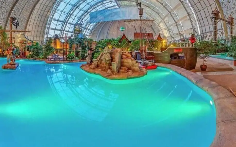Exotický aquapark Tropical Islands u Berlína s neomezeným vstupem do bazénů i na atrakce a ubytováním ve stanu