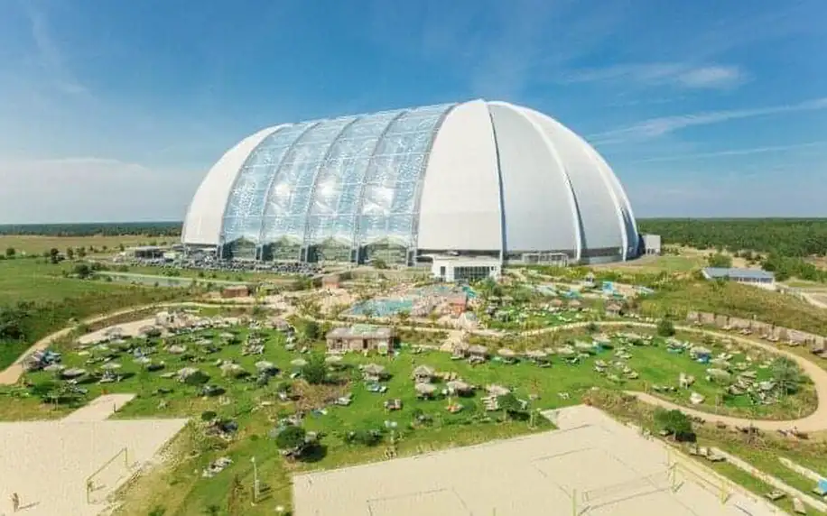 Exotický aquapark Tropical Islands u Berlína s neomezeným vstupem do bazénů i na atrakce a ubytováním ve stanu