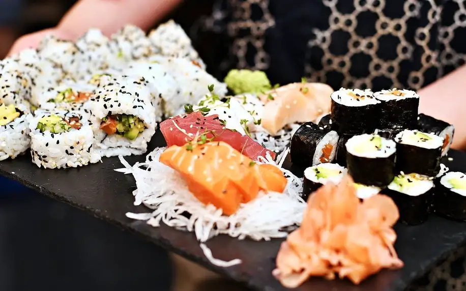 Sushi sety s klasickými i speciálními rolkami, 22–44 ks