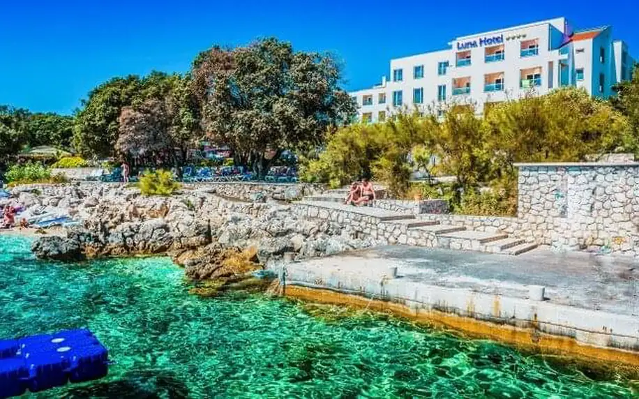 Ostrov Pag jen 45 m od moře v Hotelu La Luna **** s polopenzí/all inclusive, wellness a bazénem + dítě zdarma