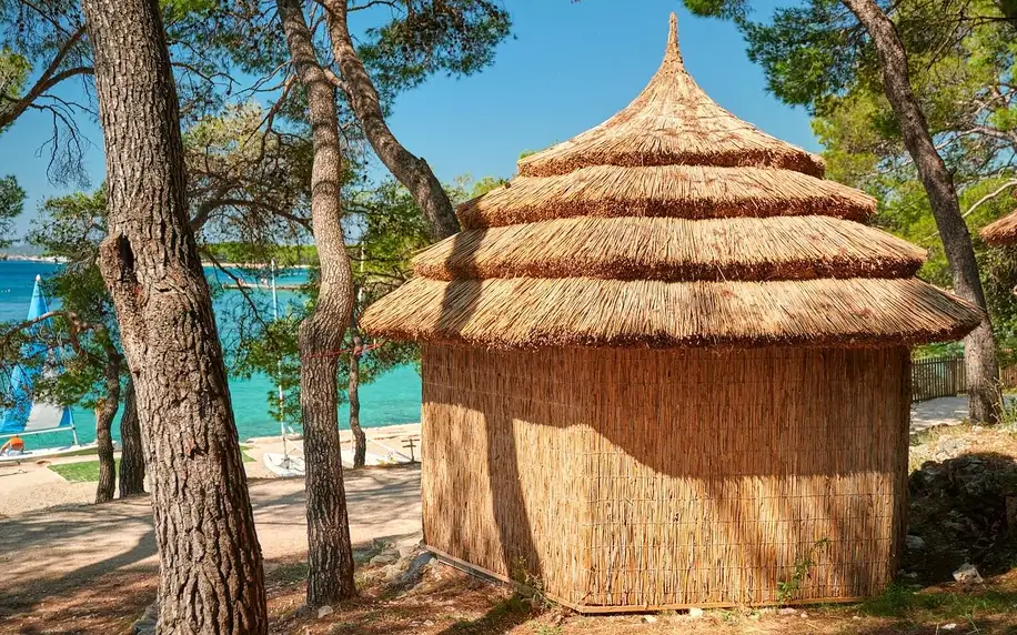 Plážový resort v Pakoštane: bungalov, plná penze, atrakce
