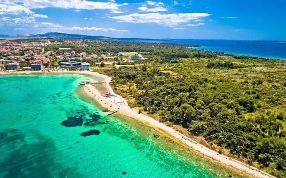 Chorvatsko: Ostrov Pag v letovisku Novalja jen 650 m od moře a pláže v moderním apartmánu + venkovní bazén