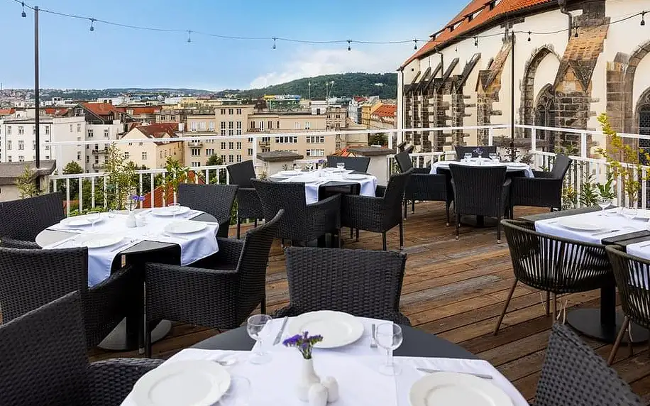 Exkluzivní snídaně na střešní terase Pytloun Sky Bar & Restaurant Prague na Václavském náměstí