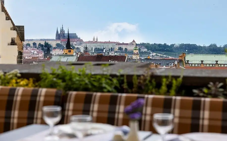 Jedinečné Aperitivo v Pytloun Sky Bar & Restaurant Prague s kouzelným výhledem na Prahu pro 2 osoby
