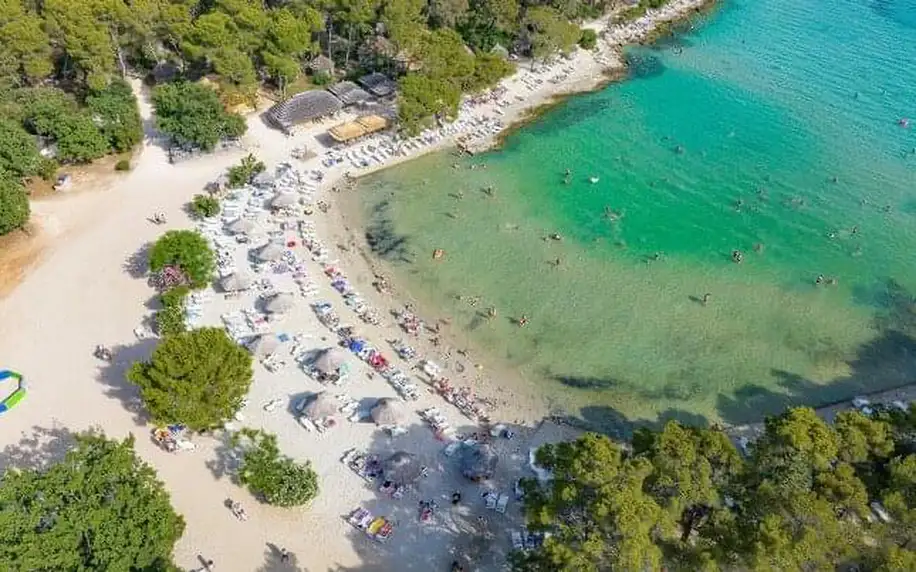 Pakoštane v bungalovu Pine Beach Adriatic Eco Resortu + plná penze, vodní atrakce, lanový park a další vyžití