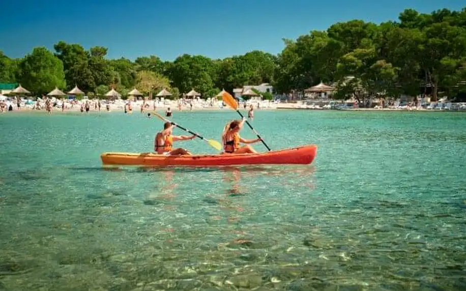 Pakoštane v bungalovu Pine Beach Adriatic Eco Resortu + plná penze, vodní atrakce, lanový park a další vyžití