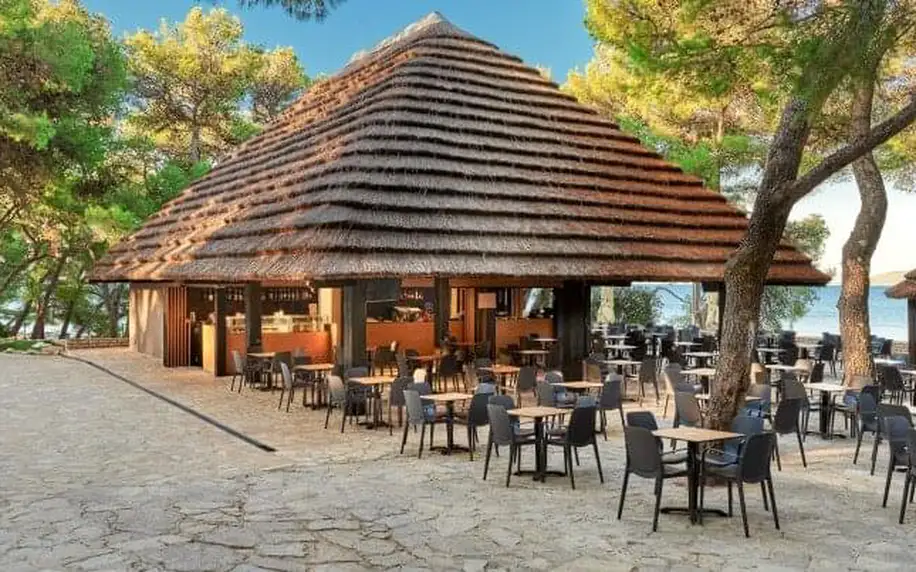 Pakoštane v bungalovu Pine Beach Adriatic Eco Resortu + plná penze, vodní atrakce, lanový park a další vyžití