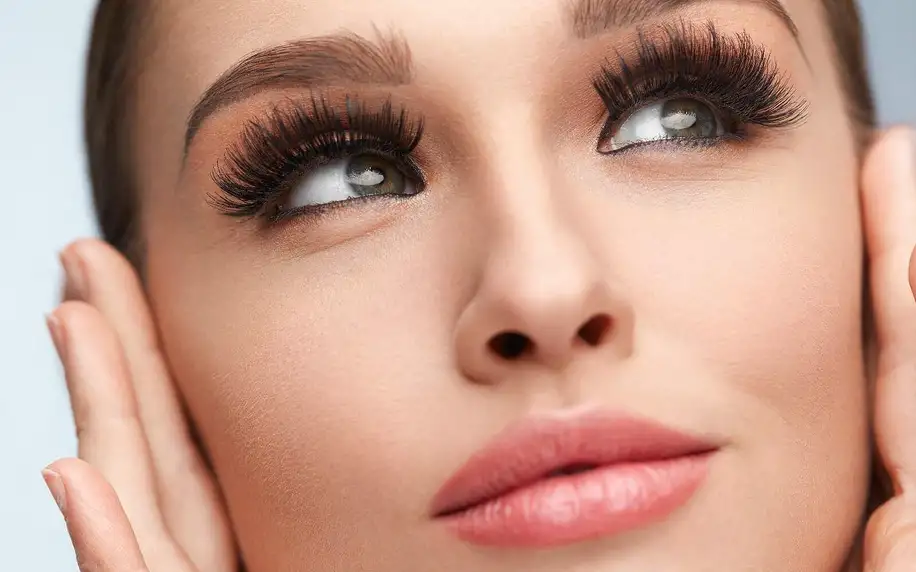 Permanentní make-up očních linek, rtů nebo obočí