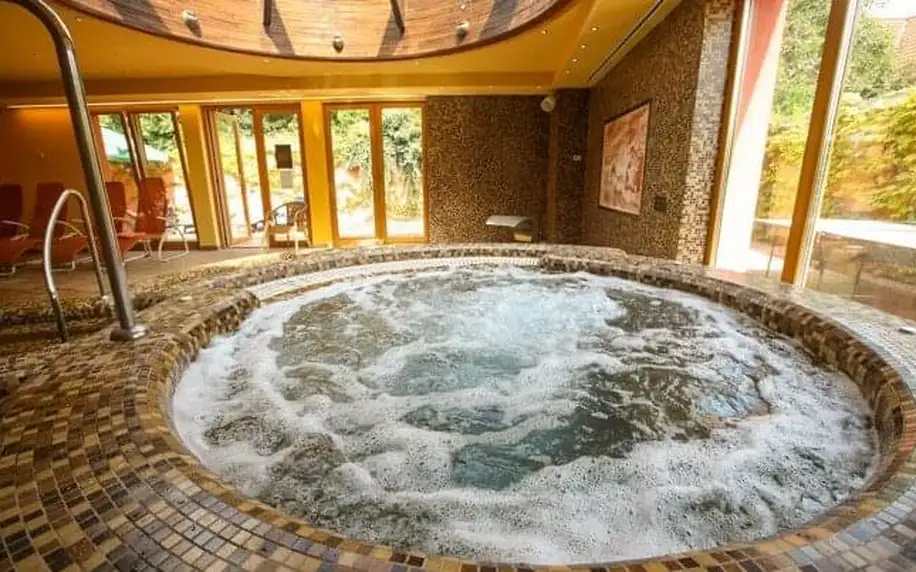 Balaton 300 m od jezera: Wellness Hotel Laroba **** s polopenzí, sklenkou vína a neomezeným bazénem + sauny