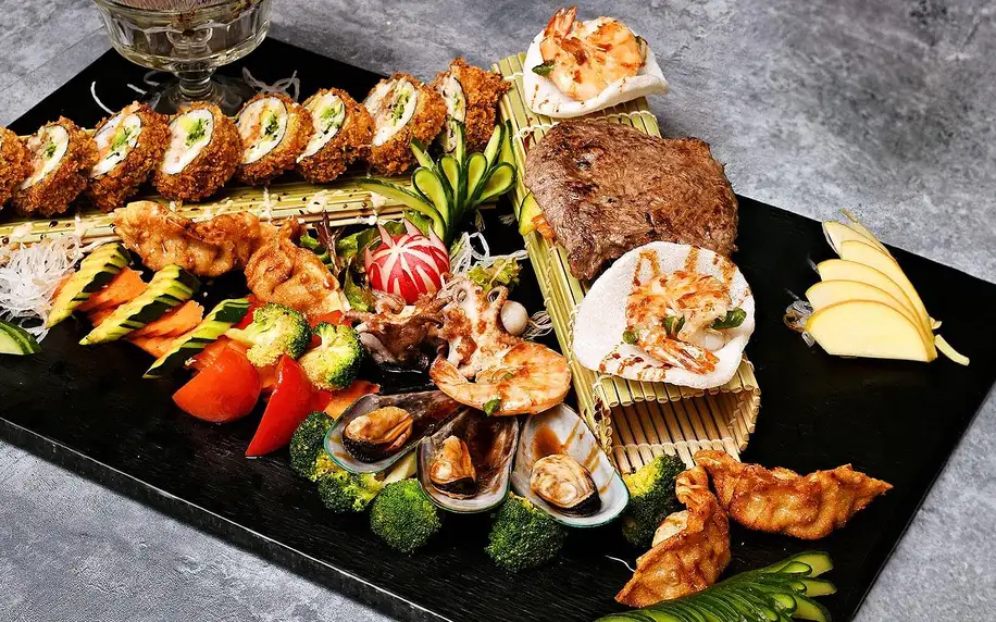 Steaky, krevety i tempura sushi vč. prosecca pro dva