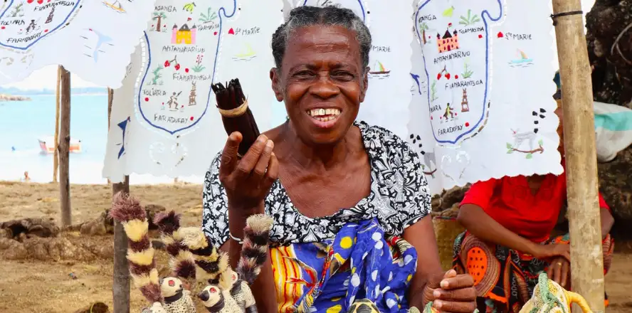 prodejkyně suvenýrů na ostrově Nosy Komba
