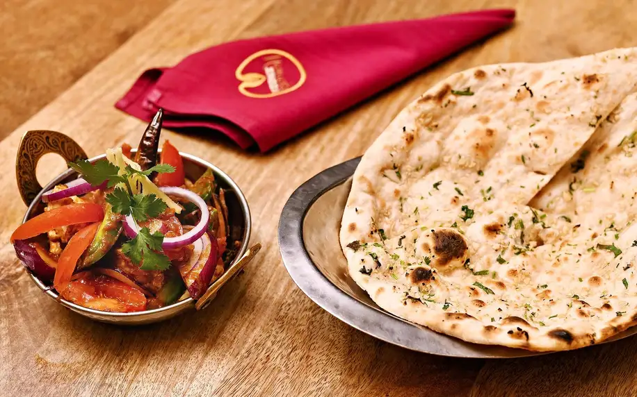 Indické menu: butter chicken, naan i dezert pro 1-2 os.