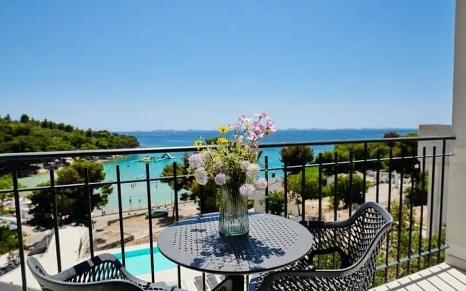 Chorvatsko pouhých 190 m od pláže v Colentum Resortu Murter *** s polopenzí + venkovní bazén se slanou vodou