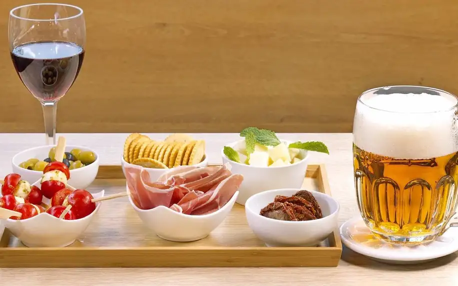 Tapas podle výběru a víno nebo pivo pro 2 osoby