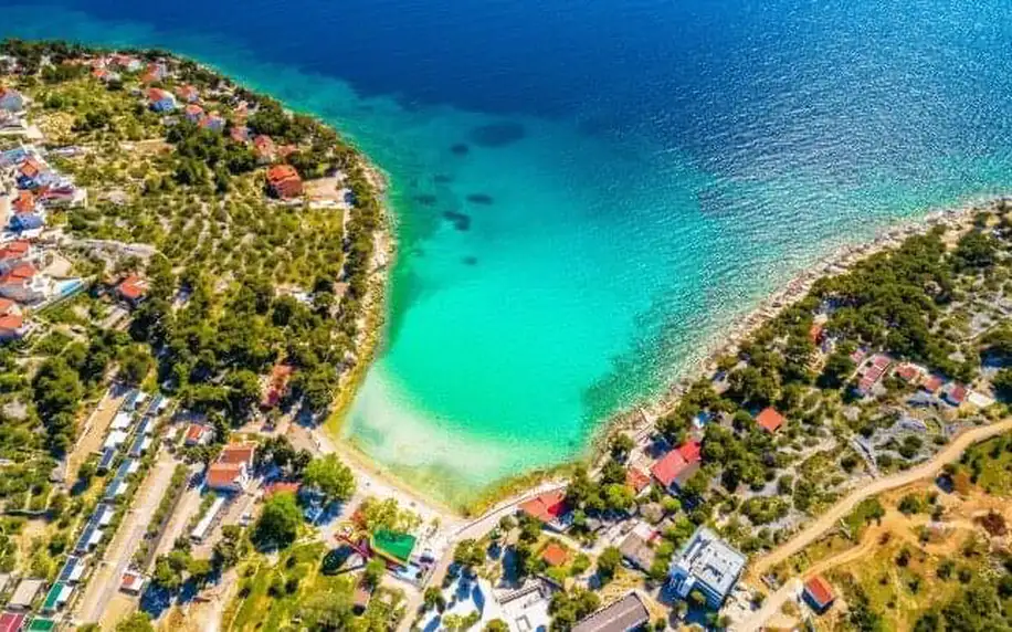 Chorvatsko pouhých 190 m od pláže v Colentum Resortu Murter *** s polopenzí + venkovní bazén se slanou vodou