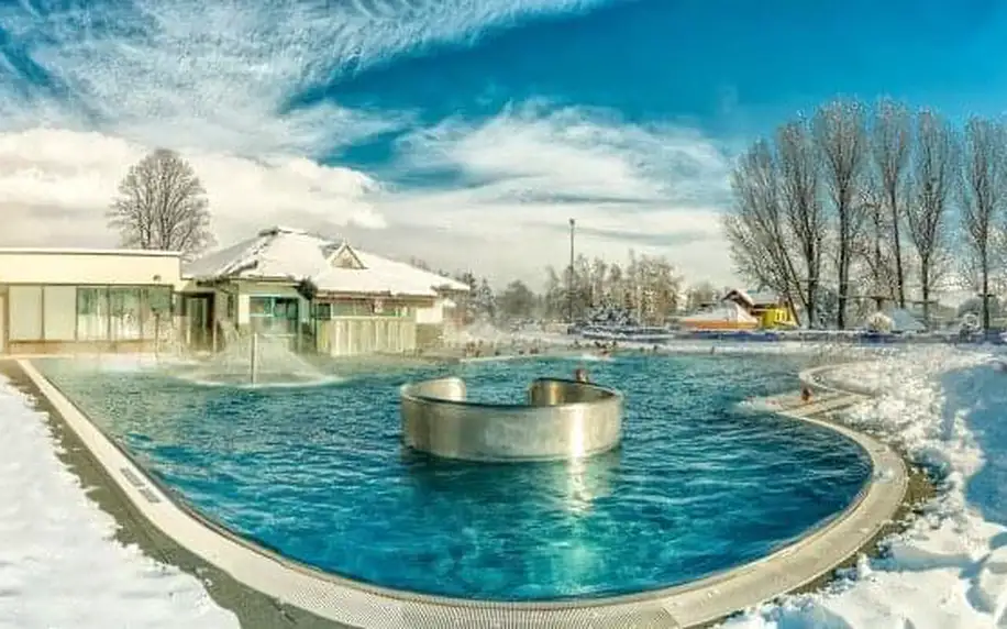 Vysoké Tatry v apartmánu v Royal Village se snídaní, celodenním vstupem do wellness AquaCity Poprad a golfem